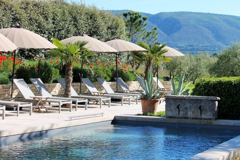 Piscine de Clos les Eydins dans le Luberon