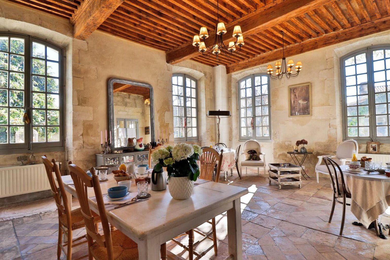 Salle de petit déjeuner au Posterlon près D'Avignon