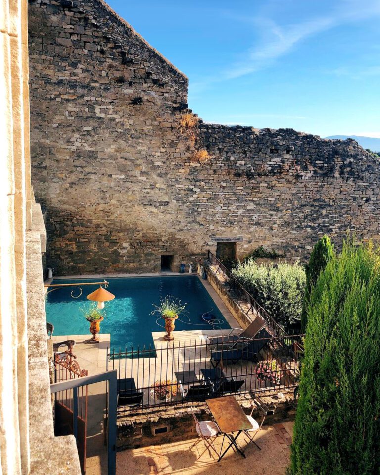 Vue sur la piscine au Posterlon près D'Avignon