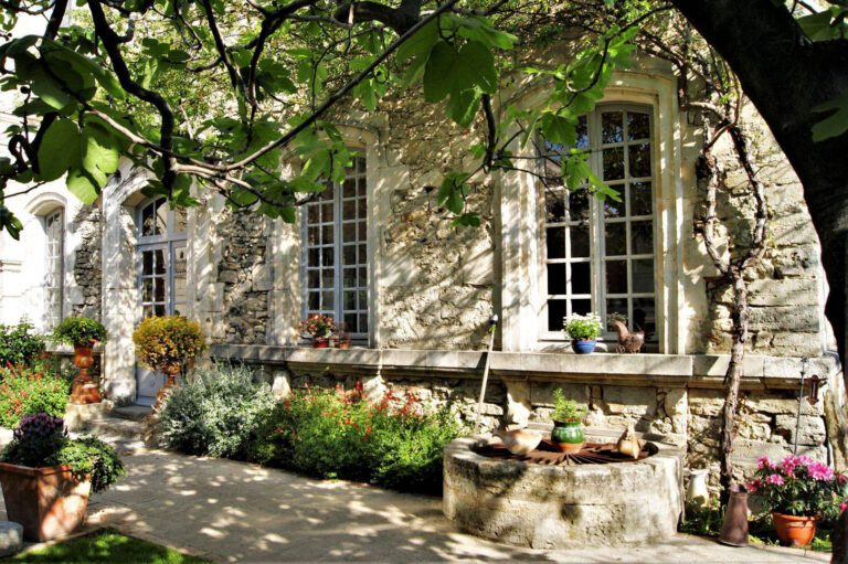 Cours intérieure au Posterlon près D'Avignon