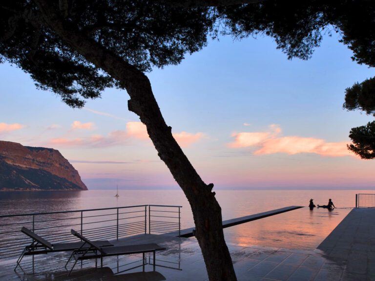 Coucher de soleil en amoureux aux Roches Blanches à Cassis en Provence