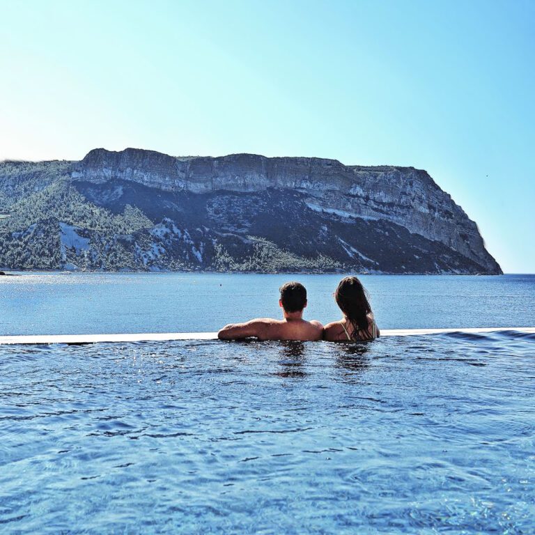 Baignade en amoureux aux Roches Blanches à Cassis en Provence