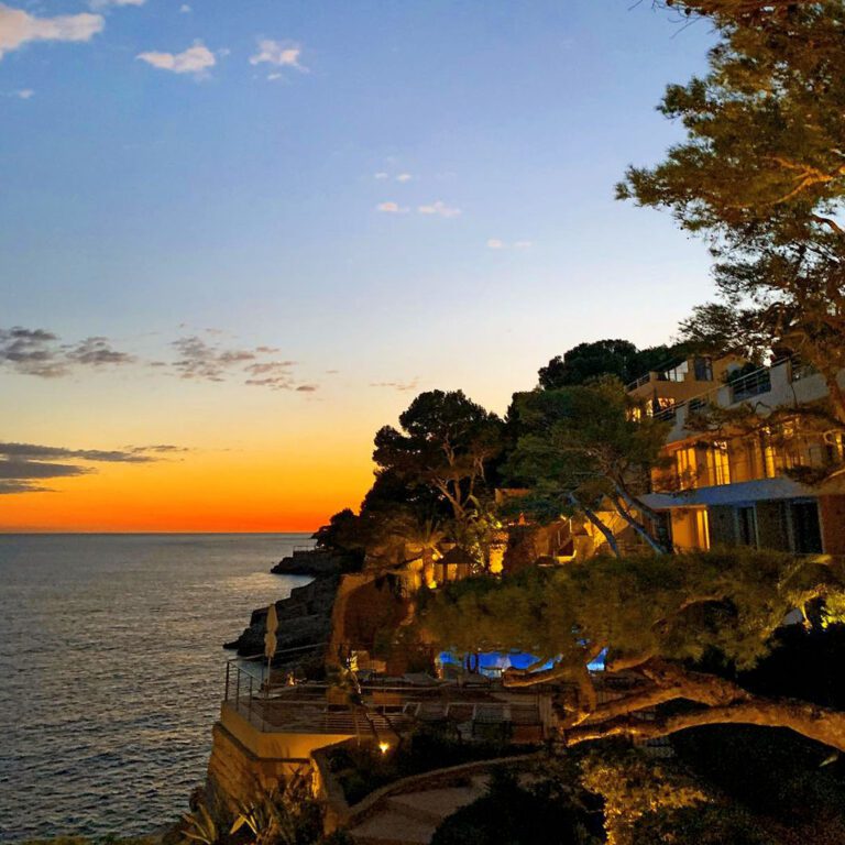 Coucher de soleil magistral des Roches Blanches à Cassis en Provence