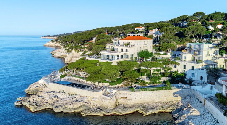 Vue sur les Roches Blanches à Cassis en Provence