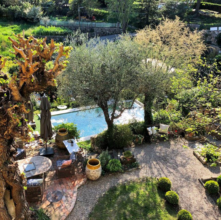 Vue du ciel de la piscine u B&B Les Rosées en Provence