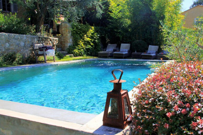 Piscine turquoise u B&B Les Rosées en Provence