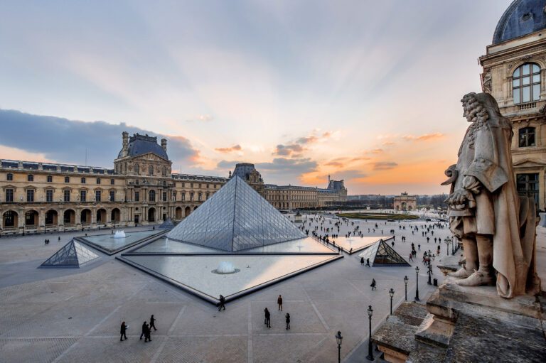 Louvre à la Maison Favart à Paris