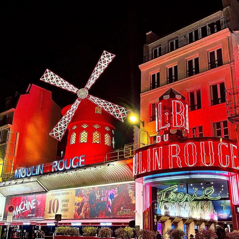 Moulin rouge près de la Maison Souquet à Paris