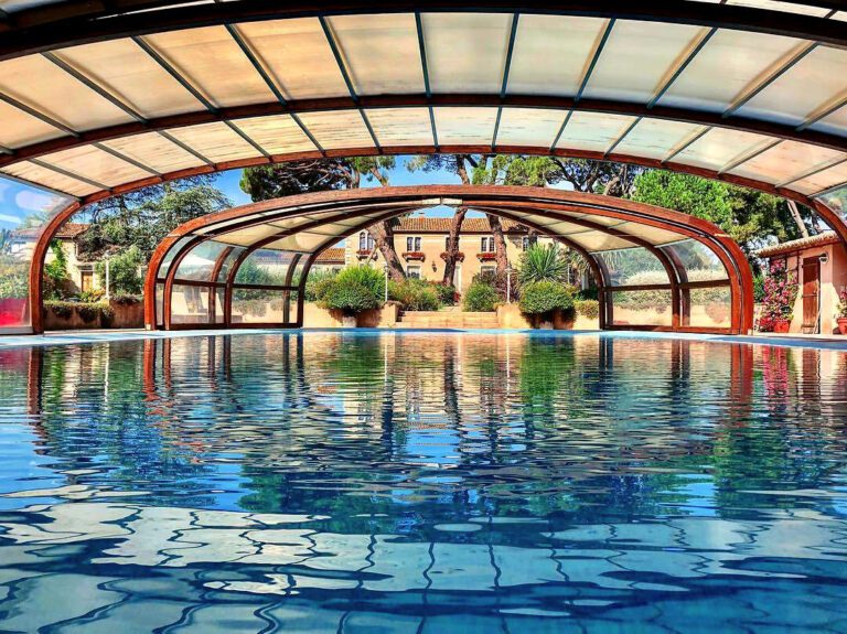 Piscine couverte au Mas de l'Espérance dans le Gard