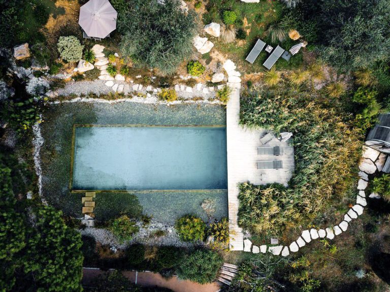 Vue du ciel de la piscine à Orion Tree Houses en Provence