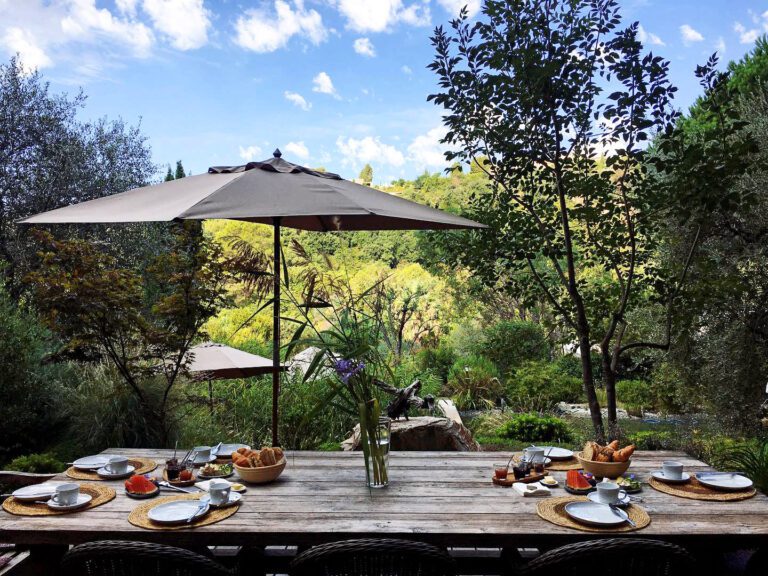 Petit déjeuner dehors à Orion Tree Houses en Provence