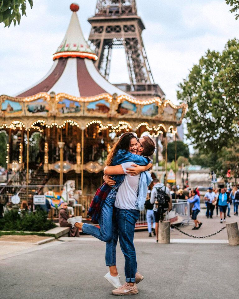 Couple à la Tour Eiffel au Sourire Boutique Hôtel à Paris