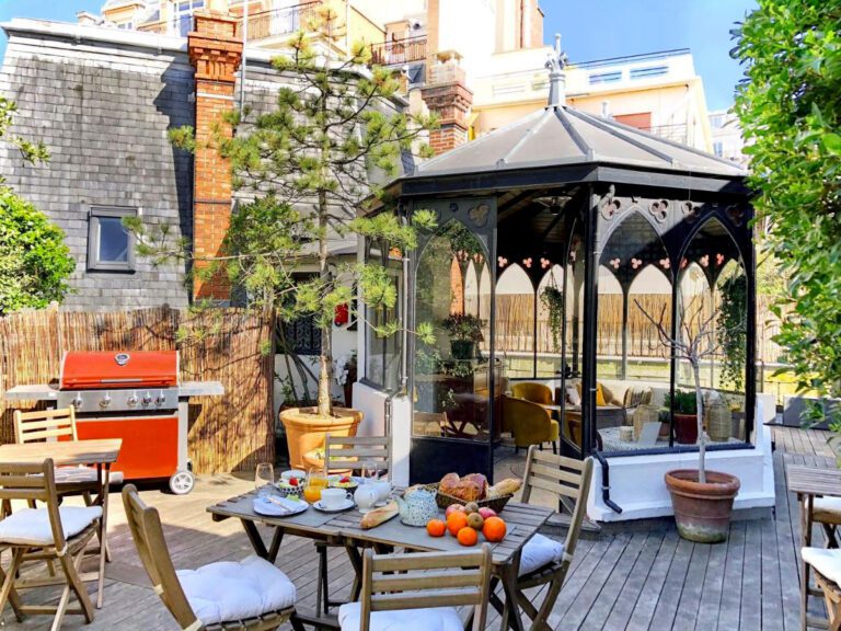 Petit déjeuner sur la terrasse Sourire Boutique Hôtel à Paris