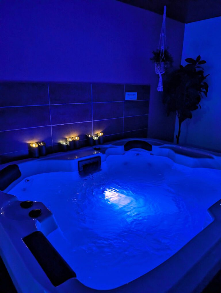 Jacuzzi intérieur et bougies au Spa & Lounge 383 à Bruxelles