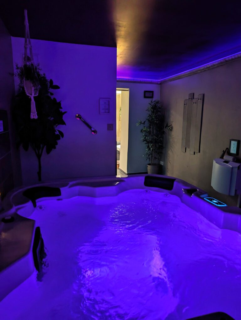 Jacuzzi intérieur au Spa & Lounge 383 à Bruxelles