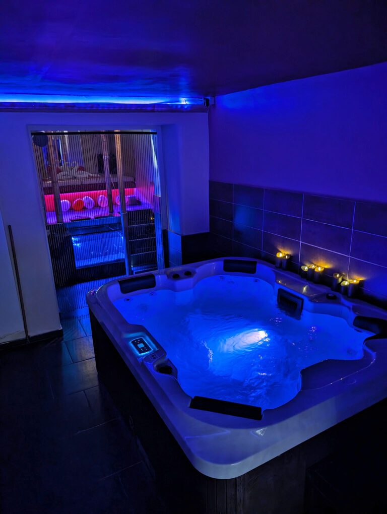 Jacuzzi intérieur au Spa & Lounge 383 à Bruxelles