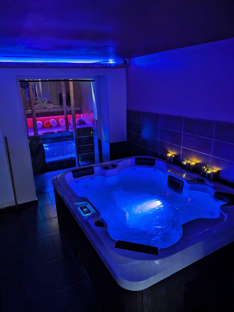 Jacuzzi intérieur au Spa & Lounge 383 à Bruxelles