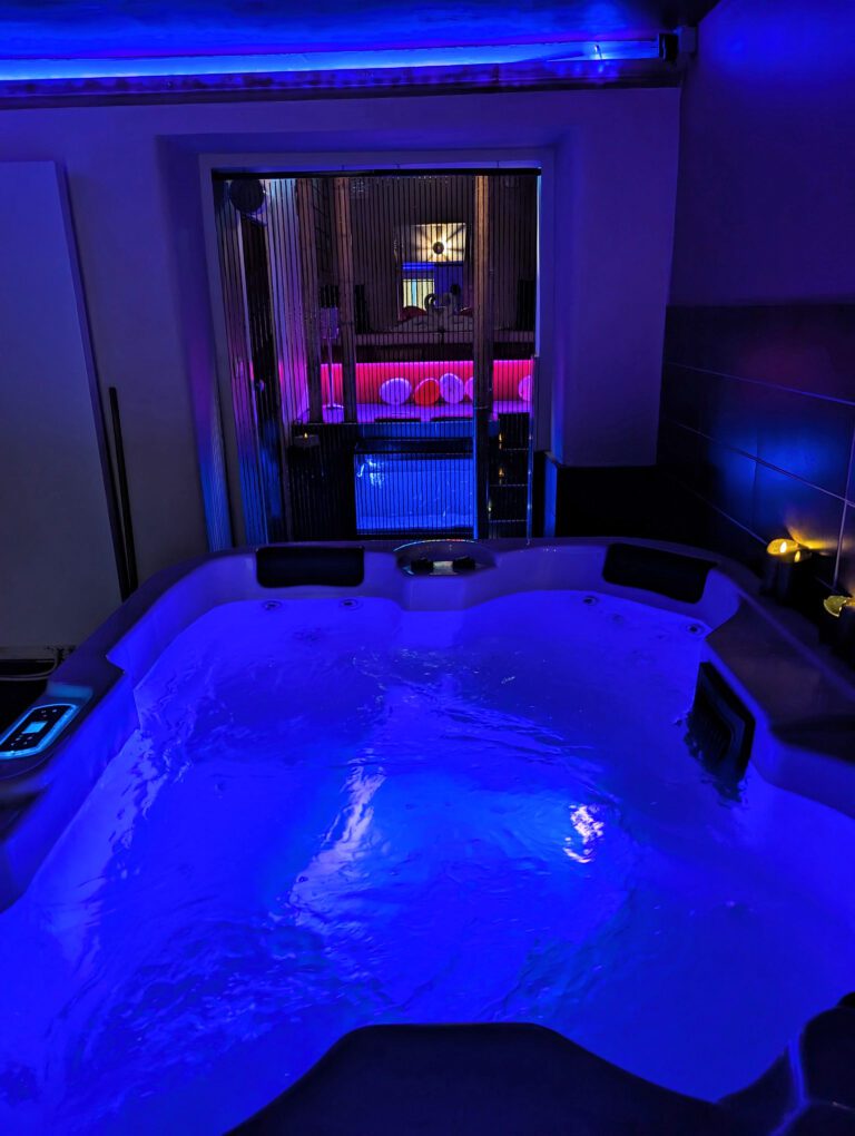 Jacuzzi illuminé de bleu du bleu au Spa & Lounge 383 à Bruxelles