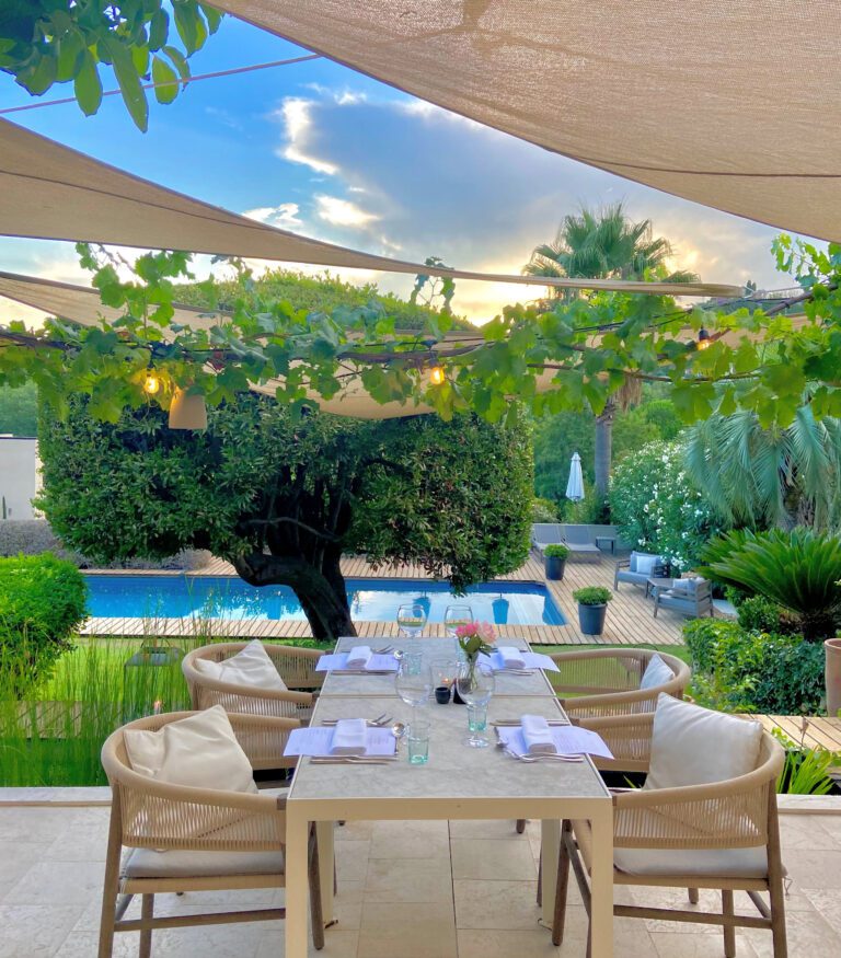 Dîner devant la piscine à Toile Blanche à Saint-Paul de Vence