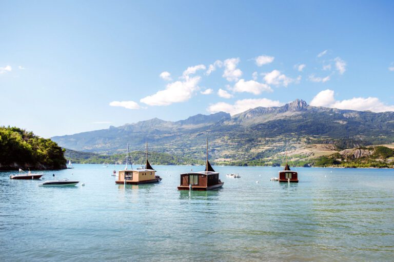 Vue sur la montagne au Toues Cabanées du Lac près du Lac de Serre-Ponçon