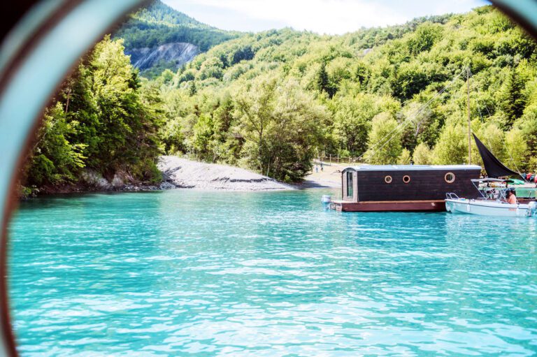 Vue sur un des hébergements flottant au Toues Cabanées du Lac près du Lac de Serre-Ponçon