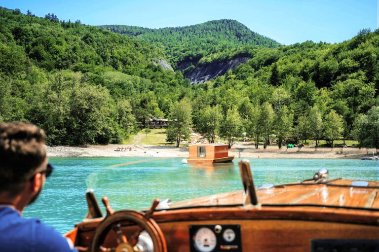 Balade en bateau au Toues Cabanées du Lac près du Lac de Serre-Ponçon