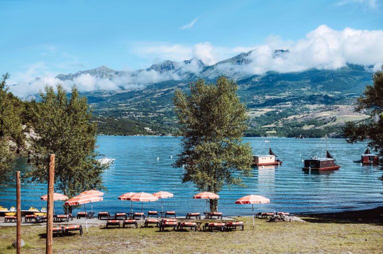 Plage au Toues Cabanées du Lac près du Lac de Serre-Ponçon