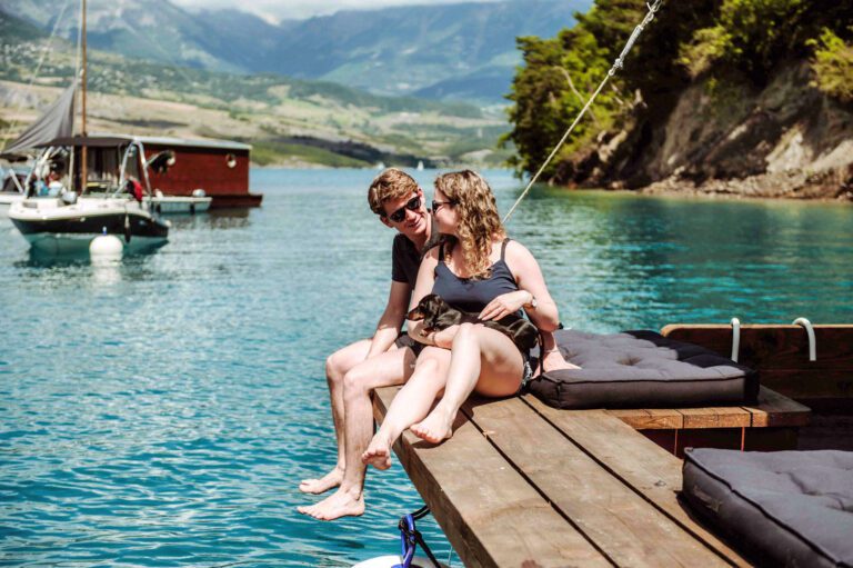 Couple au Toues Cabanées du Lac près du Lac de Serre-Ponçon