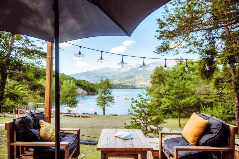 Côté cozy sur la terre au Toues Cabanées du Lac près du Lac de Serre-Ponçon