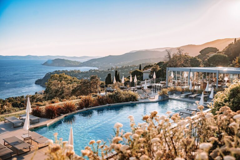 Vue sur la piscine à la Villa Douce près de St Tropez