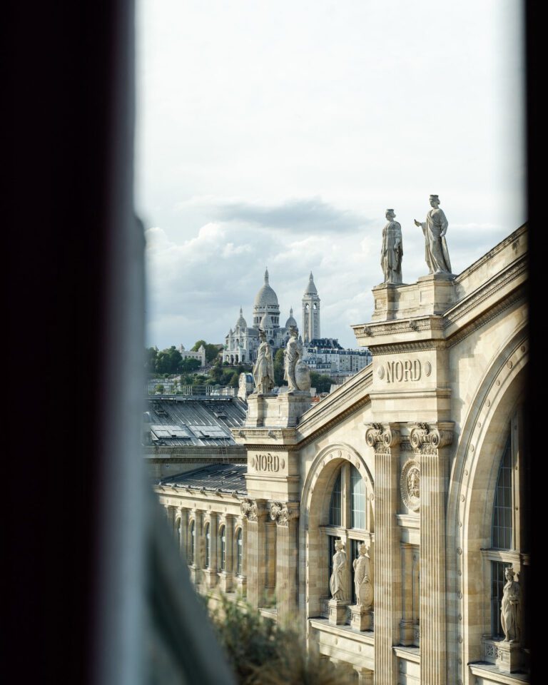 Vue sur la Gare du Nord et le Sacré Coeur 25hours Hotel Terminus Nord à Paris