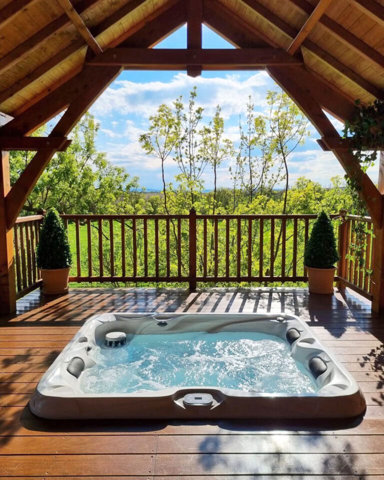 Jacuzzi avec vue au Domaine de Joucla en Provence