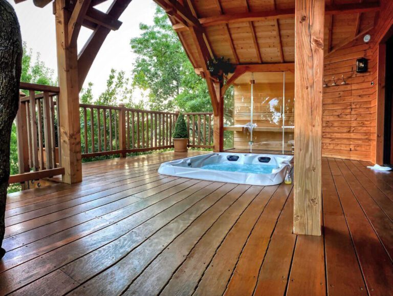 Terrasse immense avec jacuzzi au Domaine de Joucla en Provence