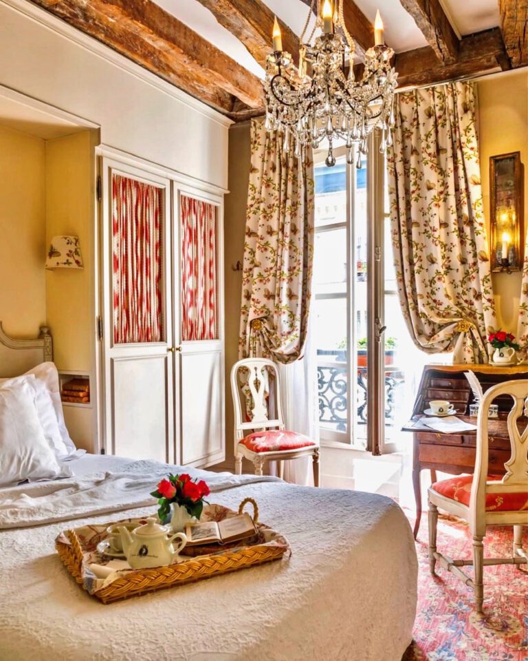 Chambre à l'Hôtel Caron de Beaumarchais à Paris