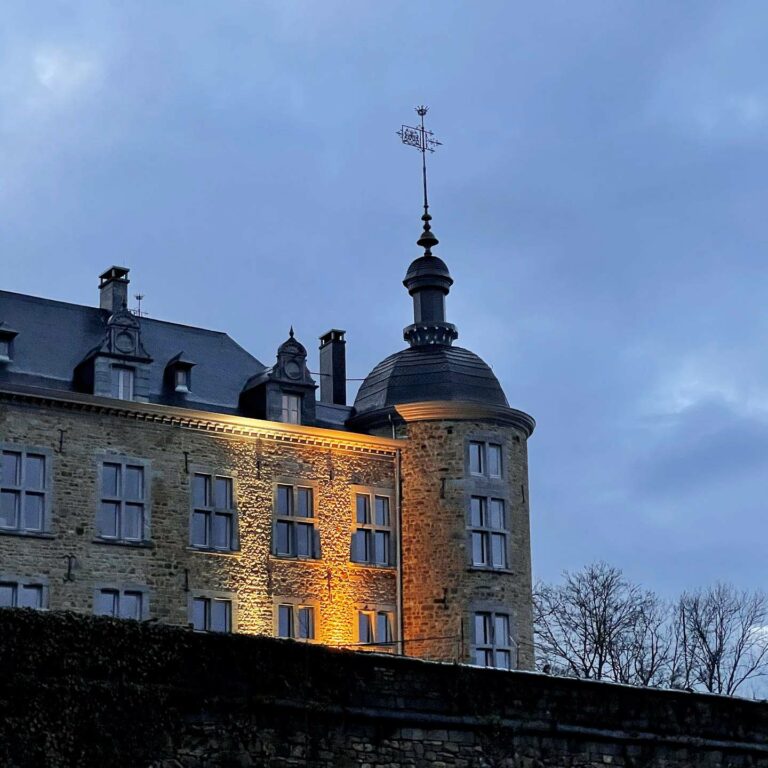 Vue sur l'une des tours du Château de Mirwart près de Rochefort