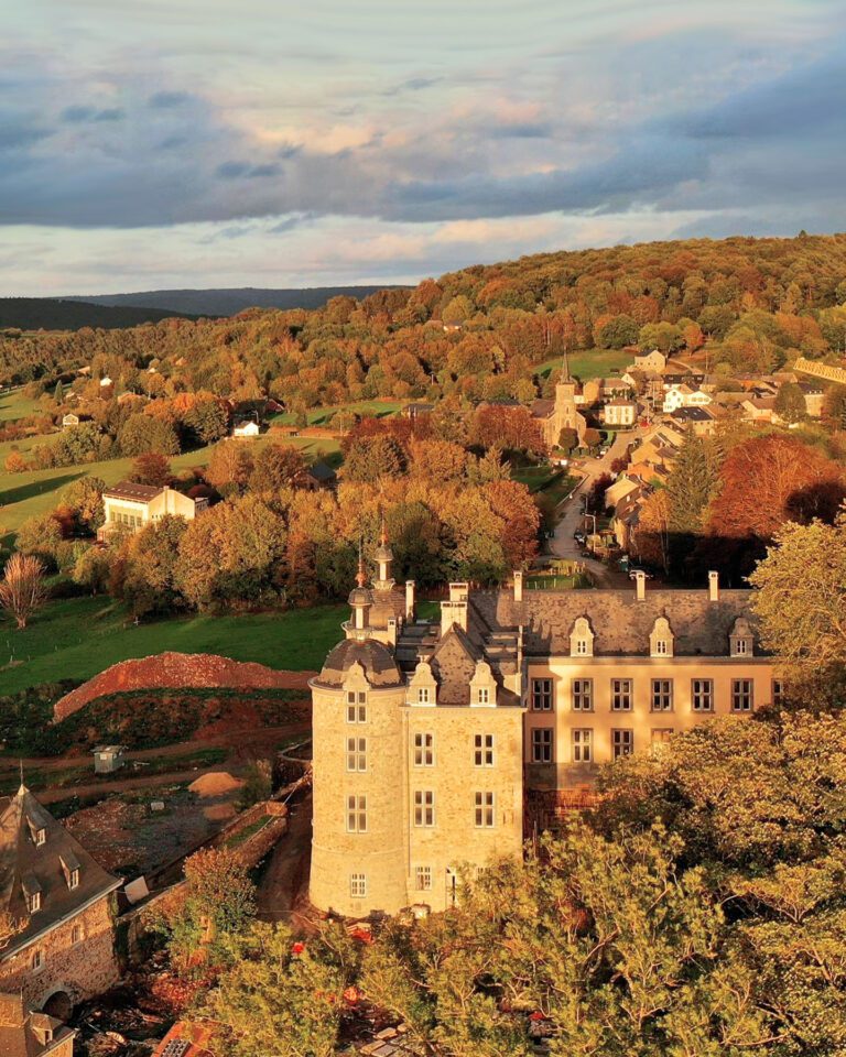 Automne au Château de Mirwart près de Rochefort