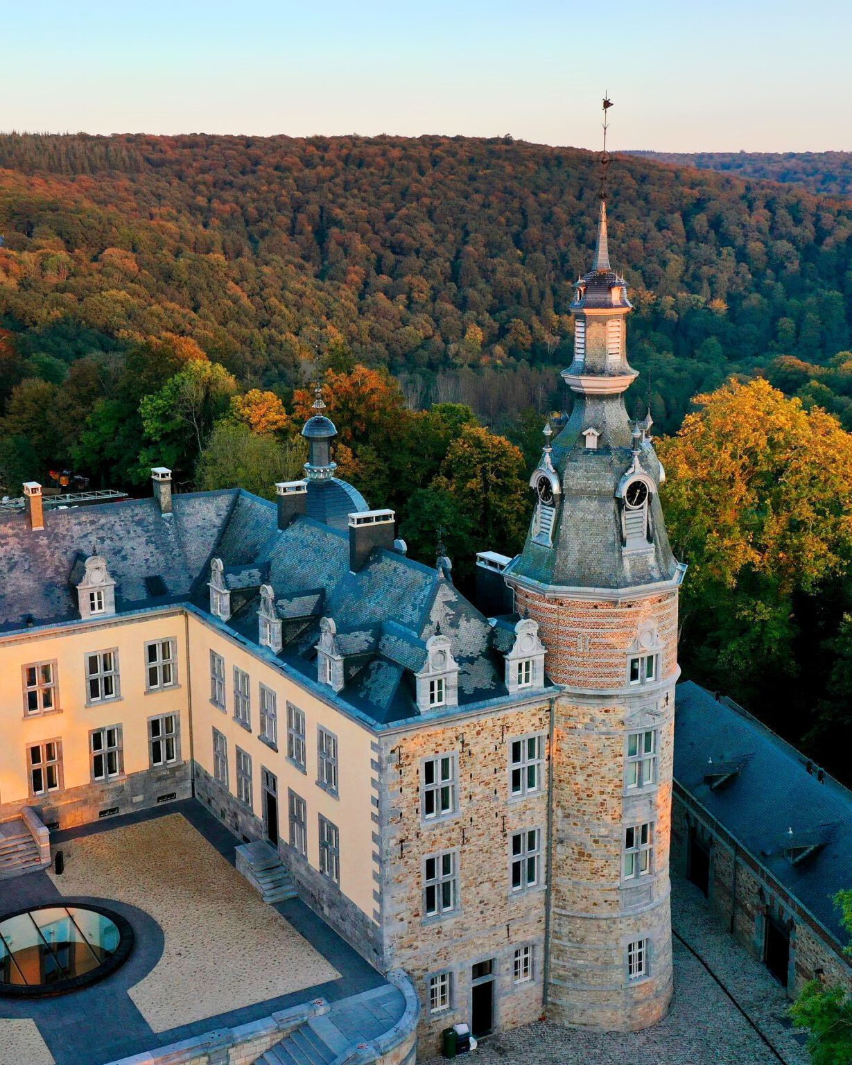 Tours au Château de Mirwart près de Rochefort