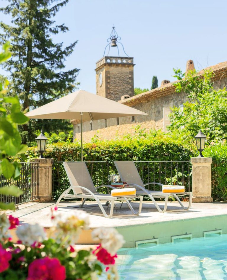 Vue depuis la piscine au Château de Varenne dans le Gard en Provence