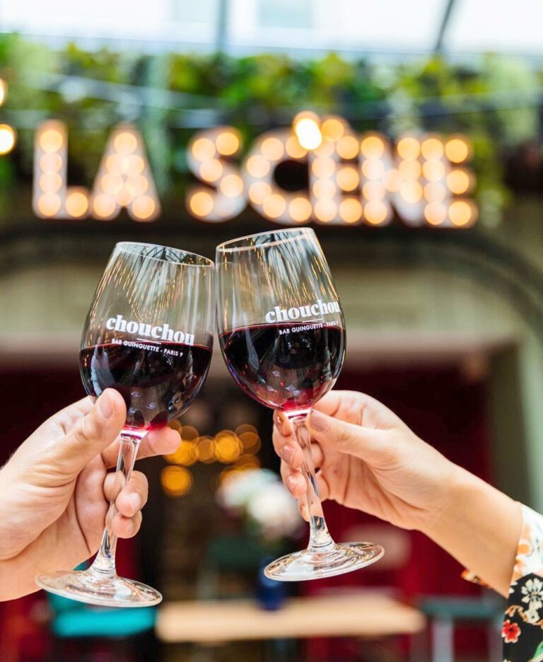 Verres de vin au Chouchou Hôtel à Paris