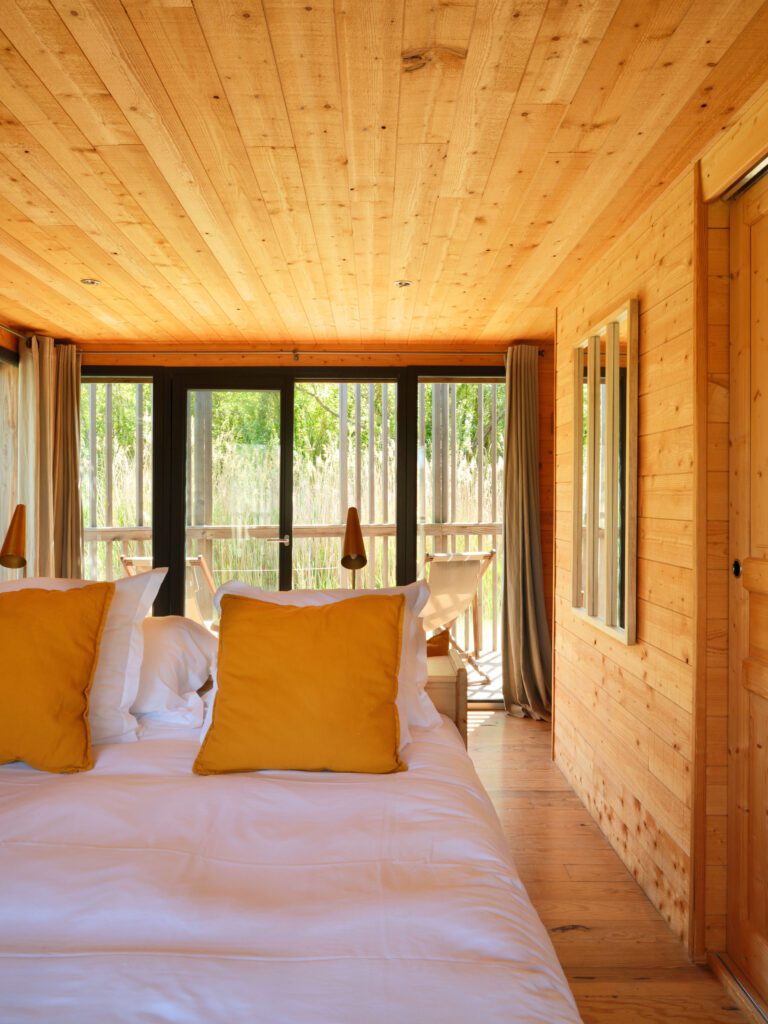 Intérieur de la cabane à Coucoo Grands Cépages près d'Avignon