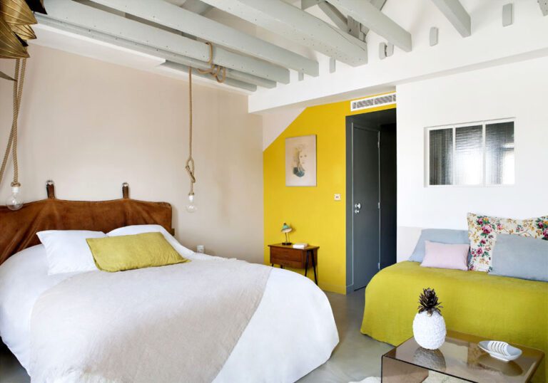 Chambre jaune à l'Hotel Henriette à Paris