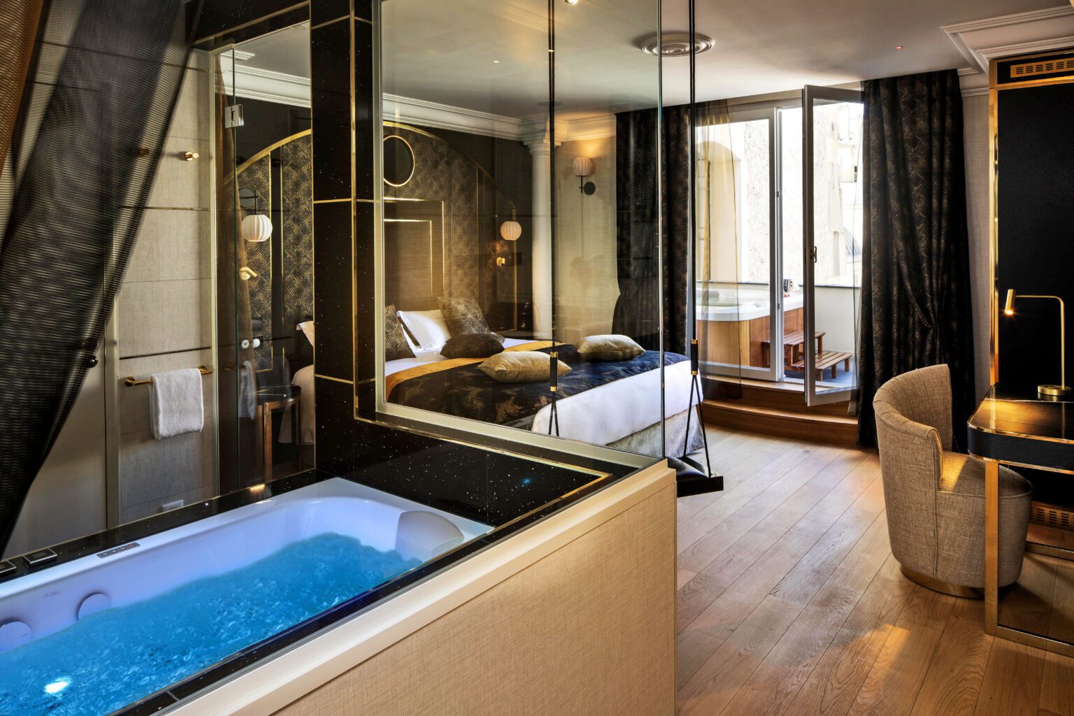 Jacuzzi de la suite noire au Paris j'Adore Hôtel