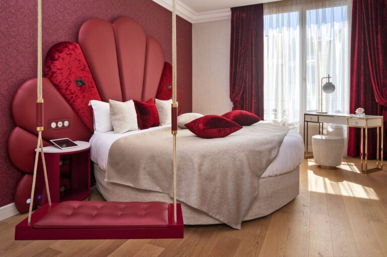 Chambre rouge avec balançoire au Paris j'Adore Hôtel