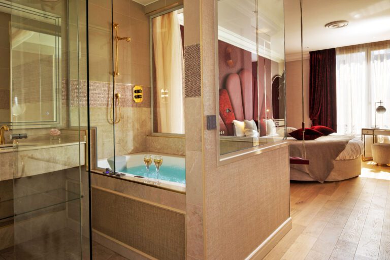 Jacuzzi de la chambre rouge au Paris j'Adore Hôtel