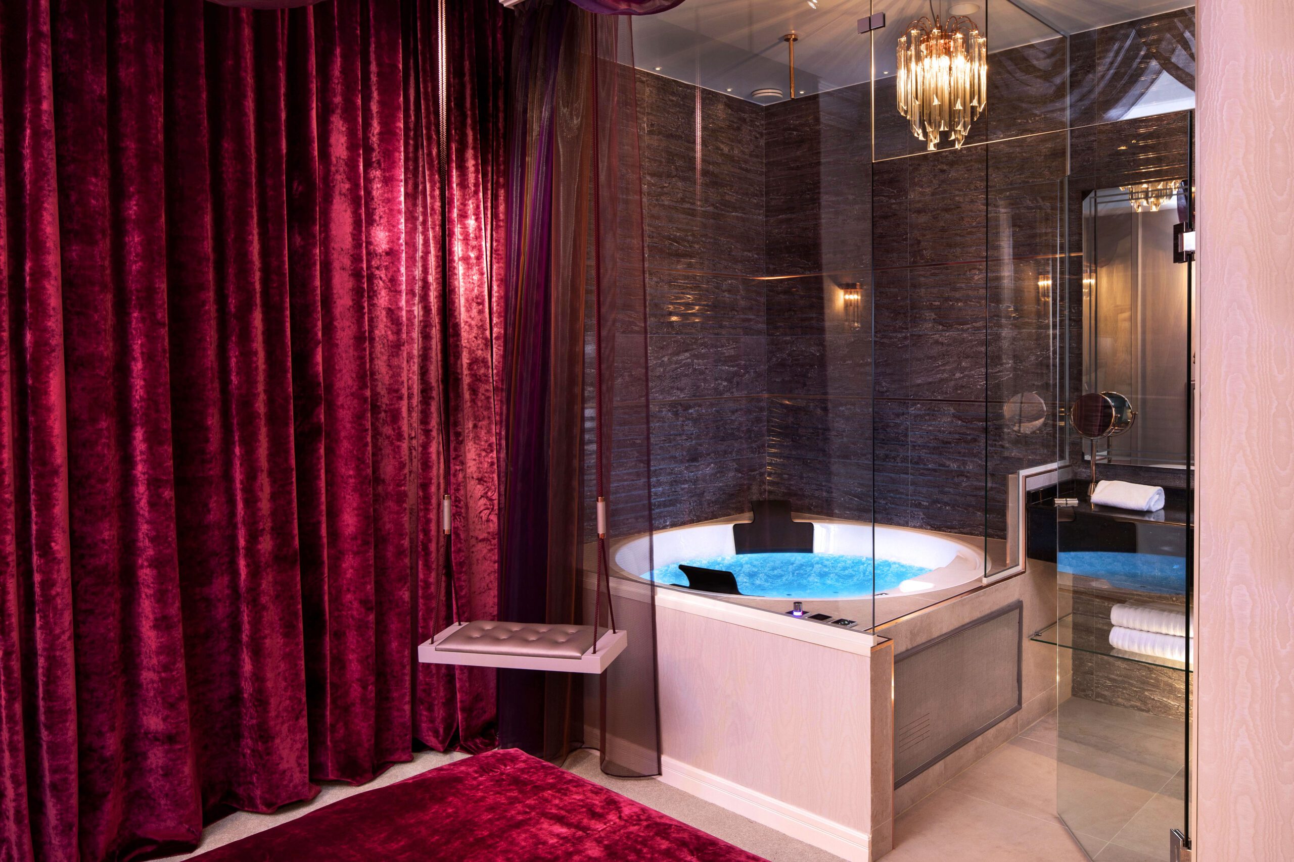 The 6 best hotels with hot tubs in Paris (2024)