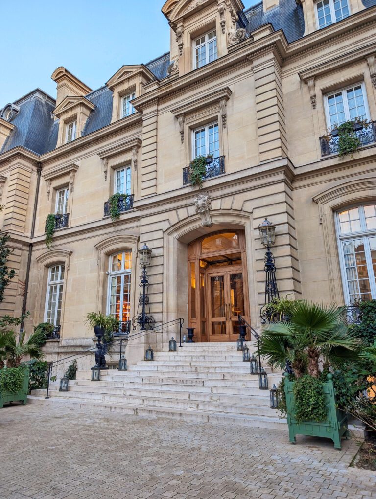 Façade de l'hôtel Saint James Paris