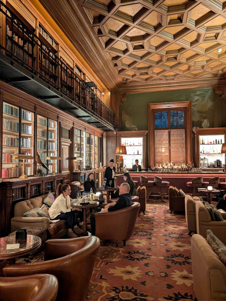 Le bar bibliothèque au Saint James Paris