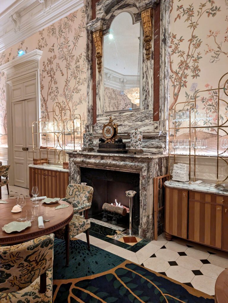 Cheminée orné d'un miroir au Saint James Paris