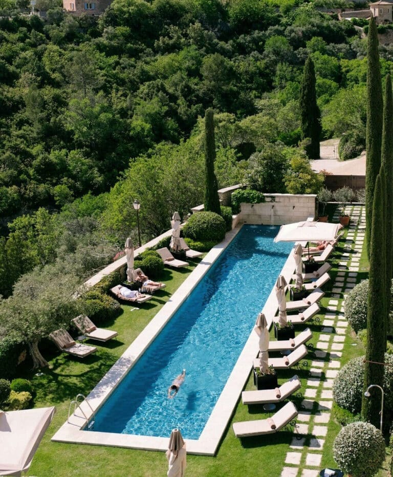 Vue du ciel de la piscine à la Bastide de Gordes