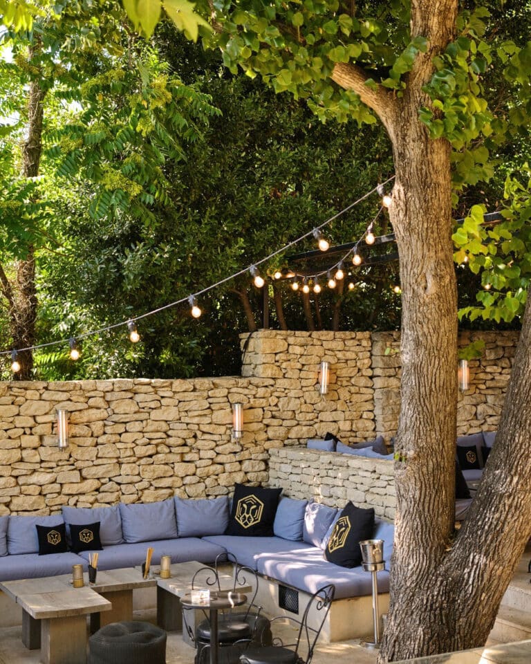 Canapé en plein air à la Bastide de Gordes